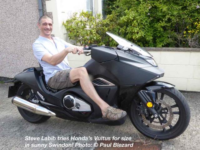 Steve 'electric' Labib tries a Vultus