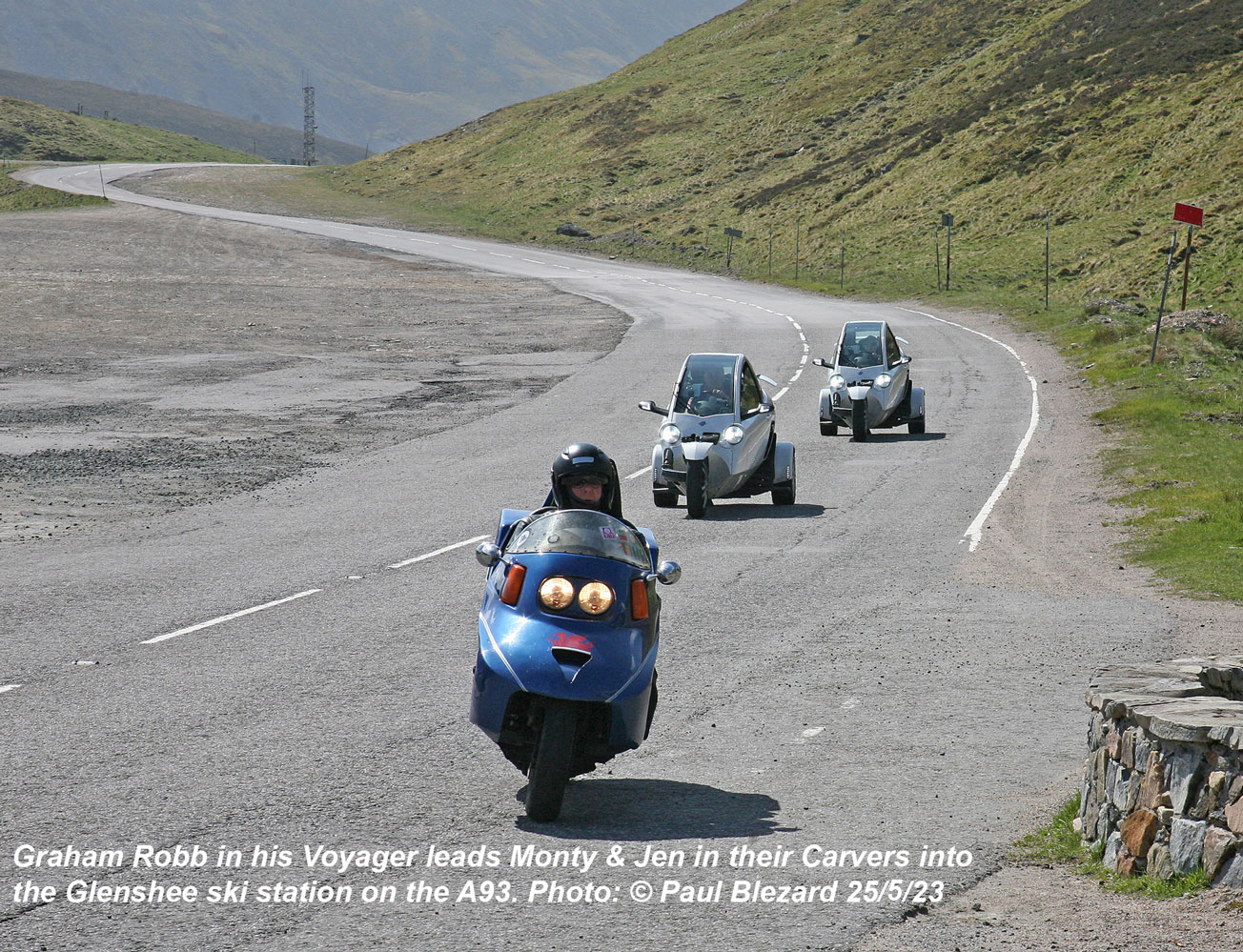 Voyager & 2 Carvers on A93