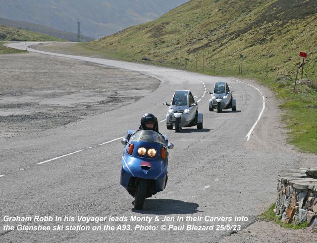 Voyager & 2 Carvers on A93