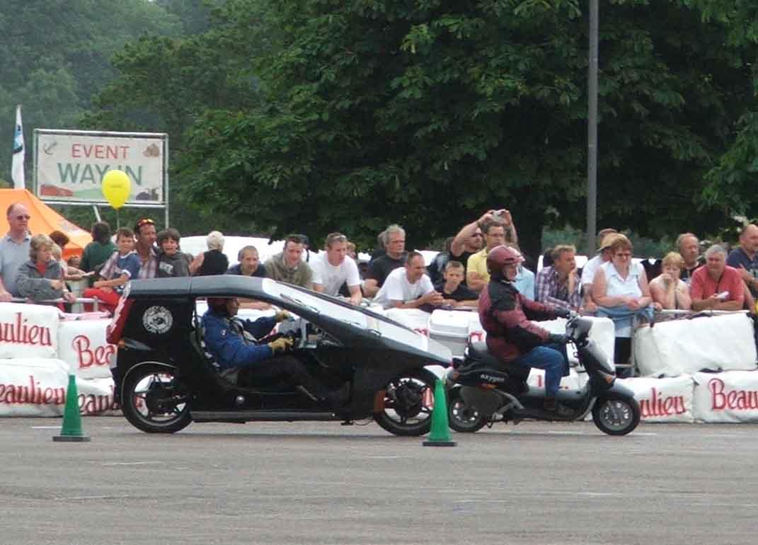 Blez laps the Oxygen EV Scoot
