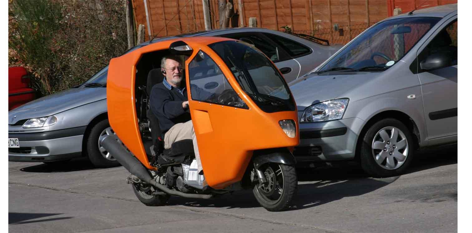a) Ian P in Genesis Mk3 Burgman 650
