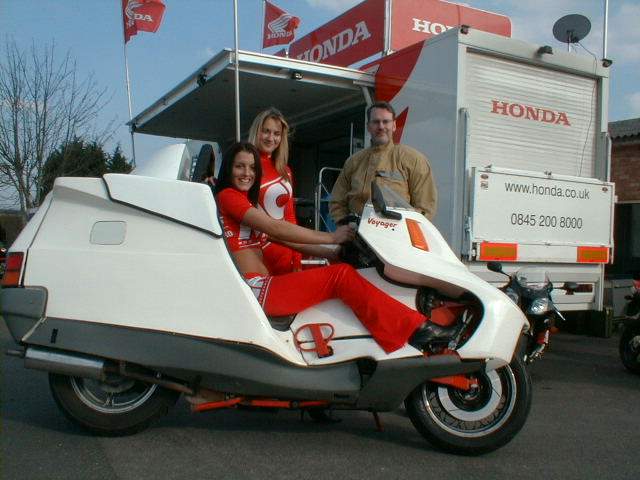 Ian Kew & MCN girls in Voyager (Yeovil 7)